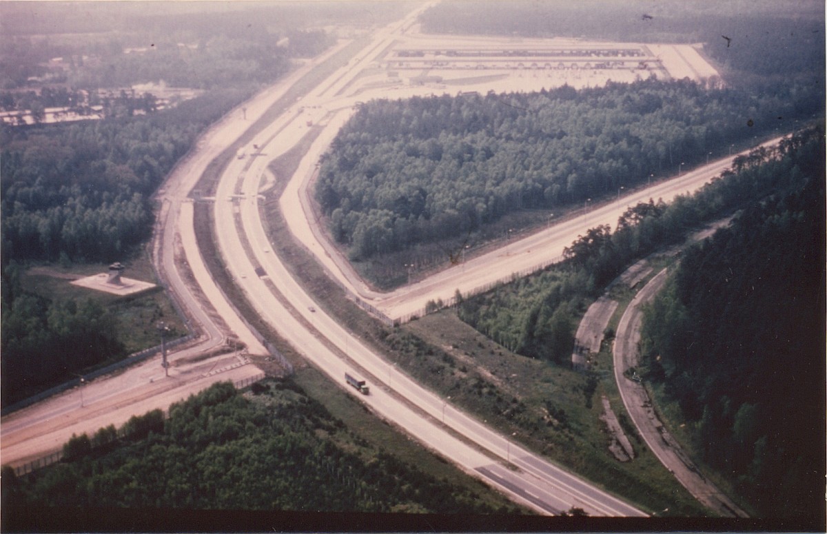 Berlin, ca. 1969 – Luftaufnahme vom Grenzübergangsstelle Drewitz und der Autobahn (Fotograf: Hans-Joachim Grimm)