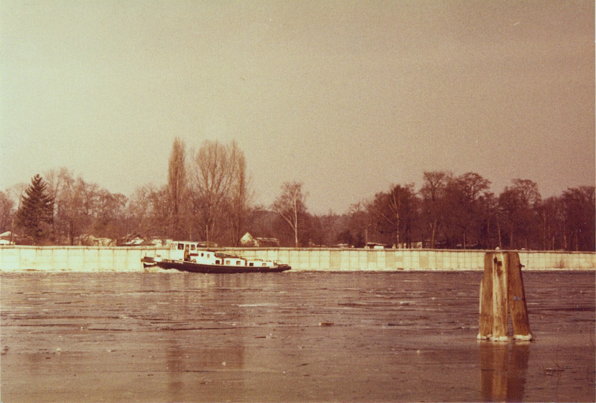 Berlin, ca. 1976 – Ein Boot vor der Grenzmauer am Meedehorn (Fotograf: Hans-Joachim Grimm)
