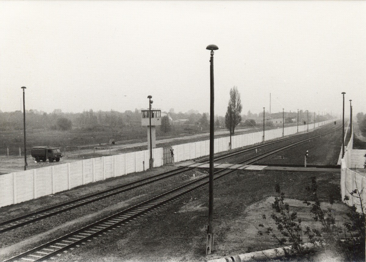 Berlin, 1973 – Grenzmauer am Bahnhof Staaken (Fotograf: Hans-Joachim Grimm)