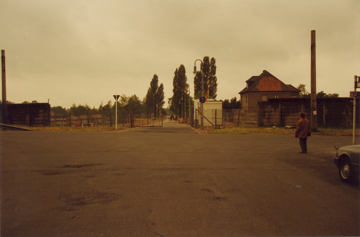 Berlin, Juni 1990 – Provisorischer Grenzübergang an der Ecke Finkenkruger Weg/Torweg (Fotograf: Hans-Joachim Grimm)