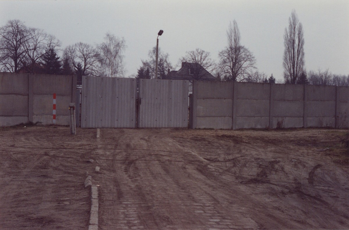 Berlin, Januar 1990 – Grenzmauer an der Ecke Finkenkruger Weg/Torweg (Fotograf: Hans-Joachim Grimm)