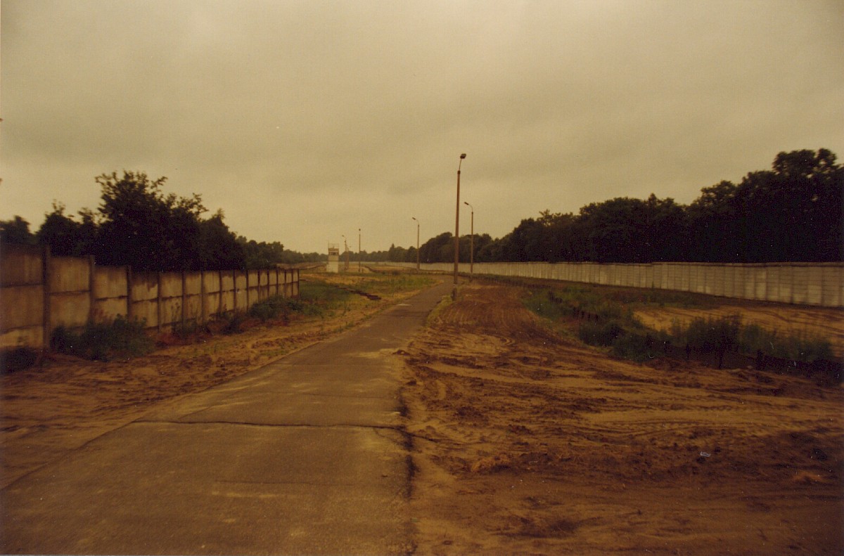 Berlin, Juni 1990 – Grenzstreifen entlang des Finkenkruger Wegs in Staaken (Fotograf: Hans-Joachim Grimm)