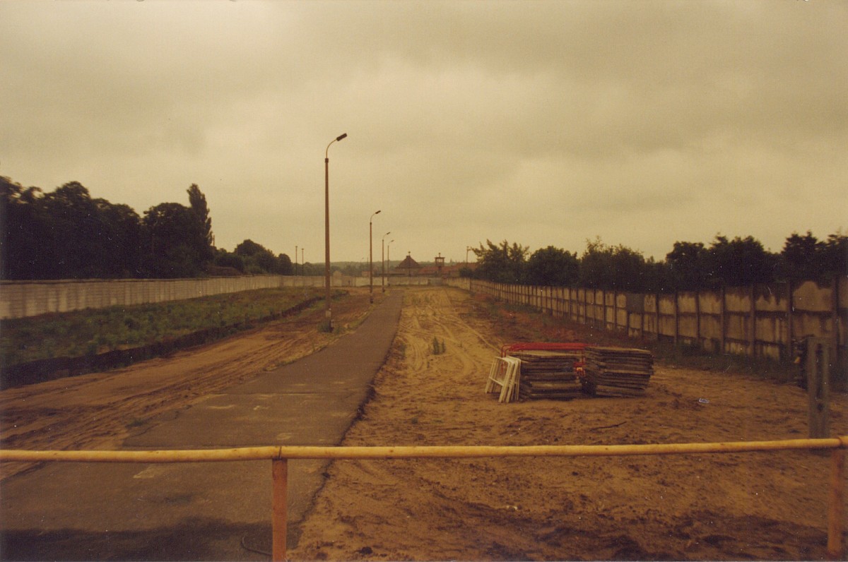 Berlin, Juni 1990 – Grenzstreifen entlang des Finkenkrugers Wegs am Torweg in Staaken (Fotograf: Hans-Joachim Grimm)