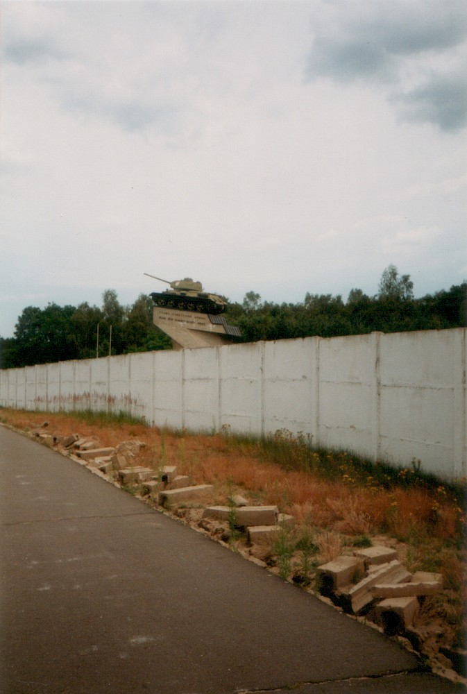 Berlin, 1990 – Panzerdenkmal an der Grenzübergangsstelle Drewitz (Fotograf: Hans-Joachim Grimm)