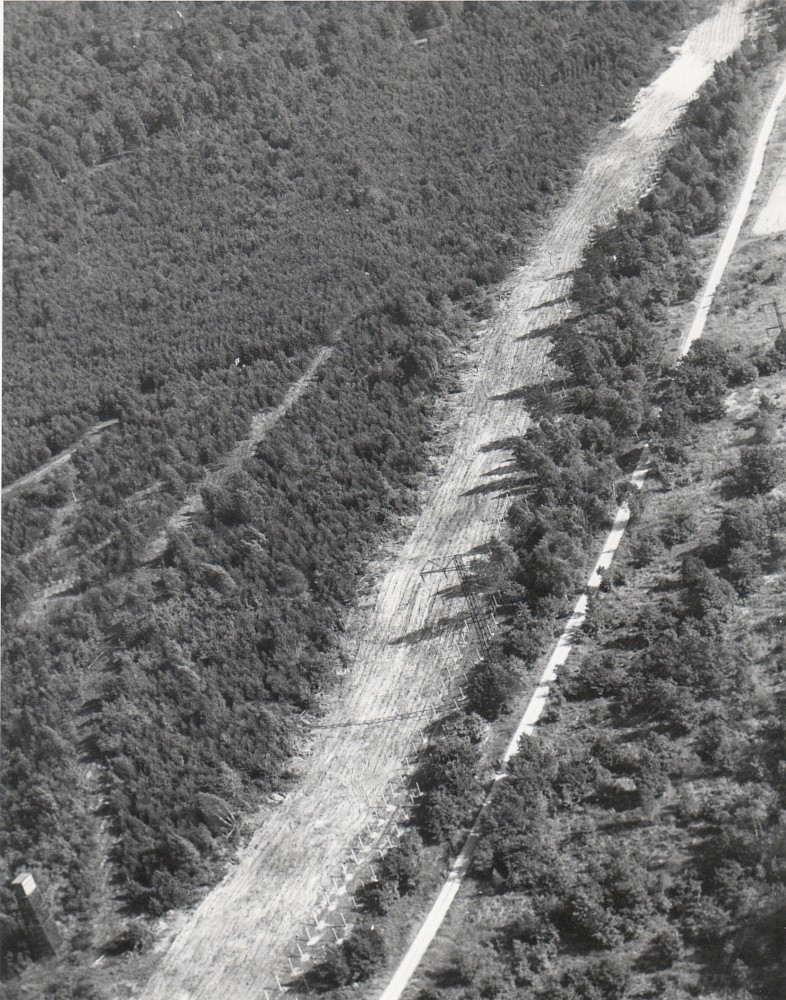 Berlin, ca. 1980 – Luftaufnahme des Grenzstreifens in einem Waldgebiet in Eiskeller (Fotograf: Hans-Joachim Grimm)