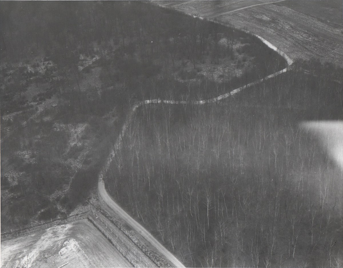 Berlin, ca. 1980 – Luftaufnahme des Außenrings in einem Waldgebiet in Eiskeller (Fotograf: Hans-Joachim Grimm)