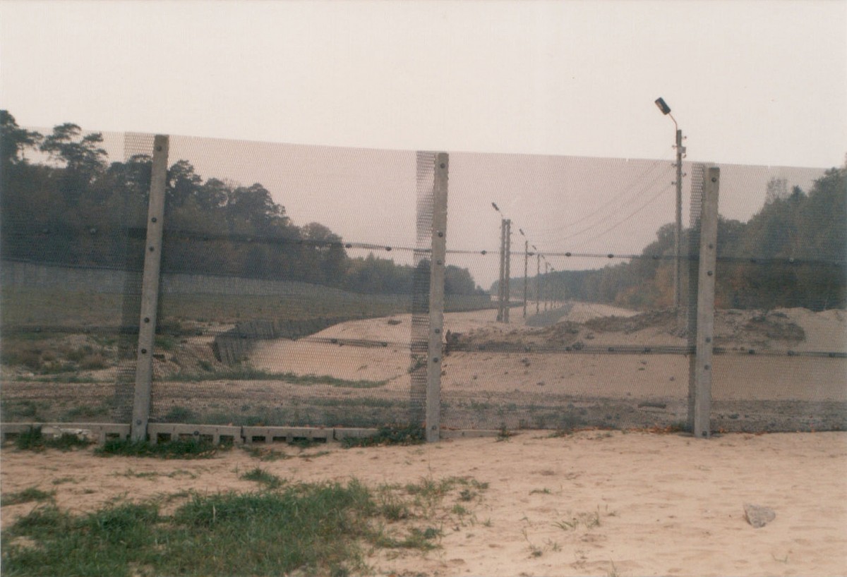 Berlin, 1990 – Grenzanlagen an der Bürgerablage nahe den Exklaven Erlengrund und Fichtewiese (Fotograf: Hans-Joachim Grimm)