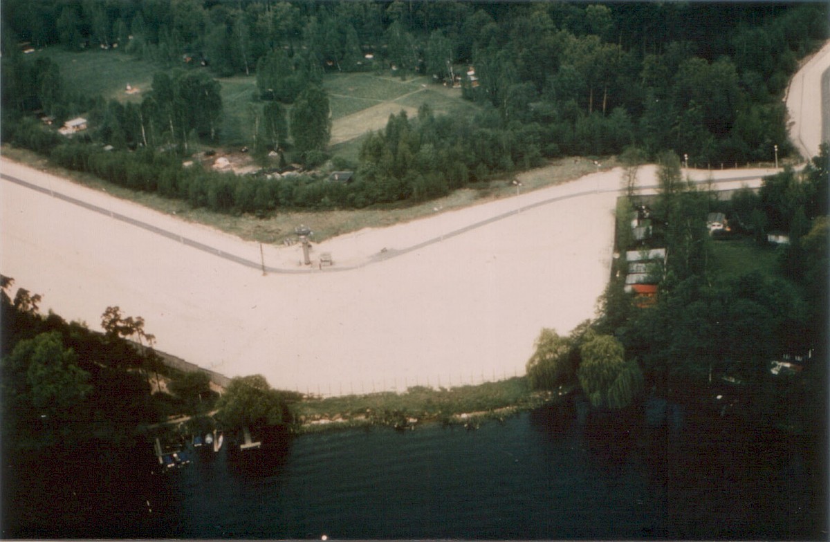 Berlin, ca. 1983 – Luftaufnahme der Bürgerablage und der Exklaven Erlengrund und Fichtewiese (Fotograf: Hans-Joachim Grimm)