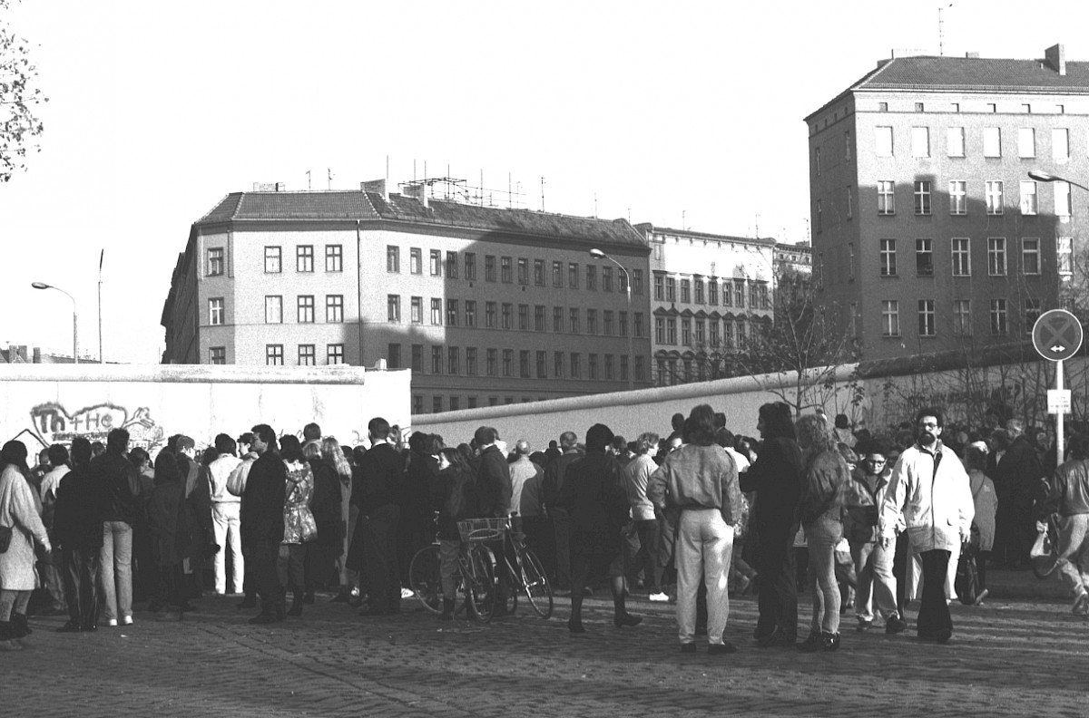 Berlin, 11. November 1989 – Provisorischer Grenzübergang an der Oderberger Straße (Fotograf: Detlef Machmüller)