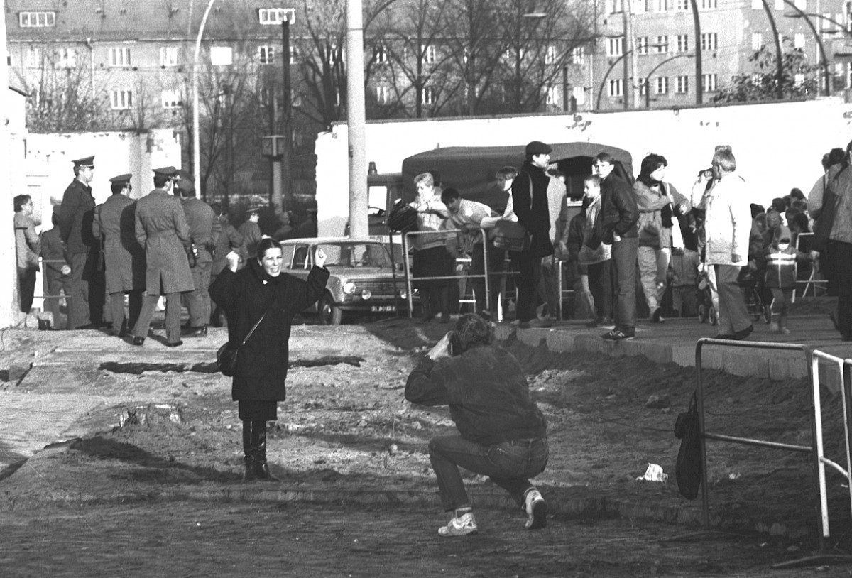 Berlin, 11. November 1989 – Menschen vor einem provisorischen Grenzübergang in der Schwedter Straße (Fotograf: Detlef Machmüller)