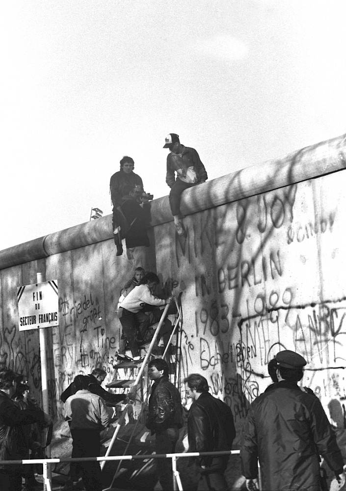 Berlin, 11. November 1989 – Mauerbesucher auf der Grenzmauer (Fotograf: Detlef Machmüller)
