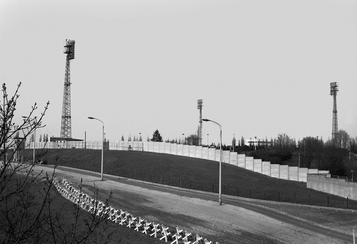 Berlin, ca. 1975 – Grenzanlagen im Friedrich-Ludwig-Jahn-Sportpark (Fotograf: Detlef Machmüller)