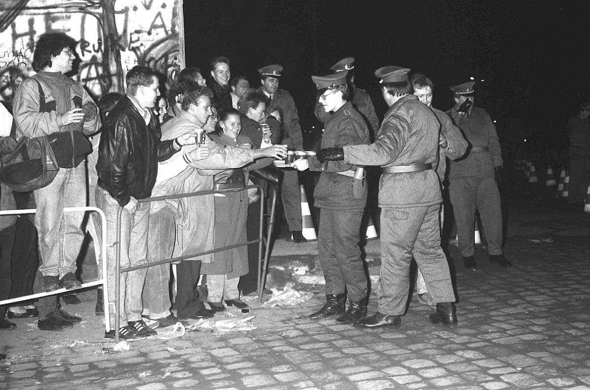 Berlin, 12. November 1989 – Öffnung des provisorischen Grenzübergangs am Potsdamer Platz (Fotograf: Detlef Machmüller)