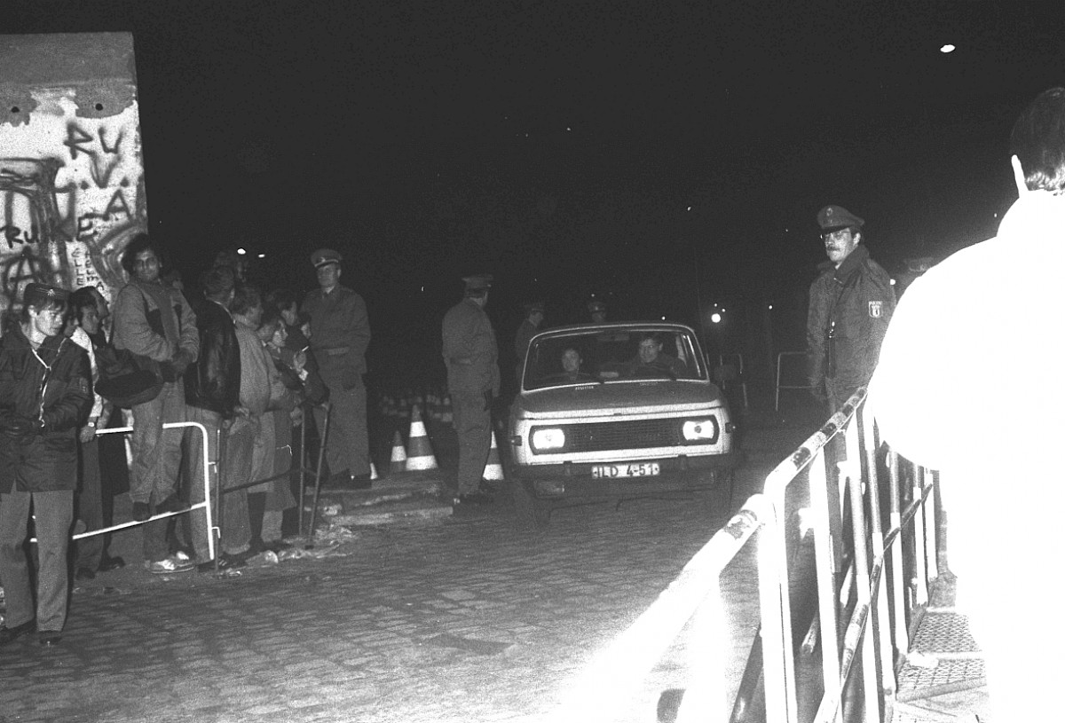 Berlin, 12. November 1989 – Menschenmenge am provisorischen Grenzübergang am Potsdamer Platz (Fotograf: Detlef Machmüller)
