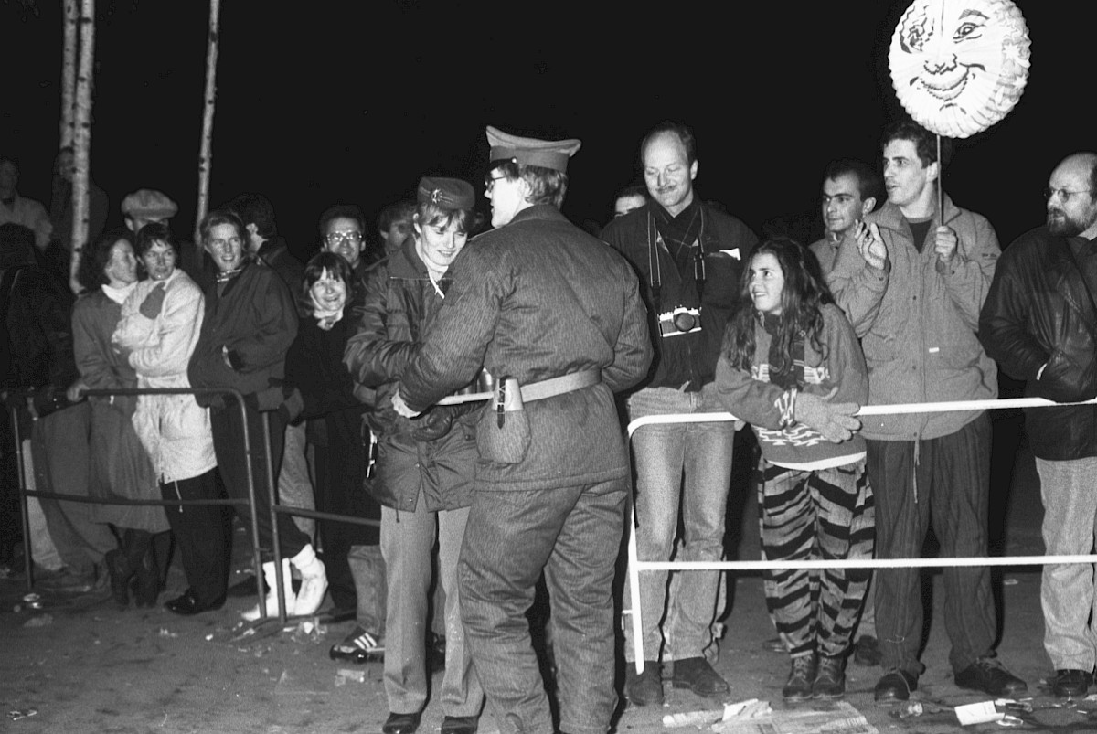 Berlin, 12. November 1989 – Grenzsoldaten und Mauerbesucher am provisorischen Grenzübergang am Potsdamer Platz (Fotograf: Detlef Machmüller)