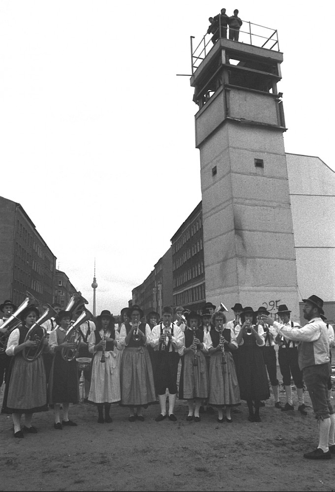 Berlin, 18. Juni 1990 – Eine Blaskapelle musiziert im Grenzstreifen in der Strelitzer Straße (Fotograf: Detlef Machmüller)
