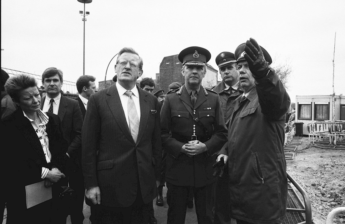 Berlin, 27. März 1990 – Treffen am Grenzübergang Potsdamer Platz (Fotograf: Detlef Machmüller)