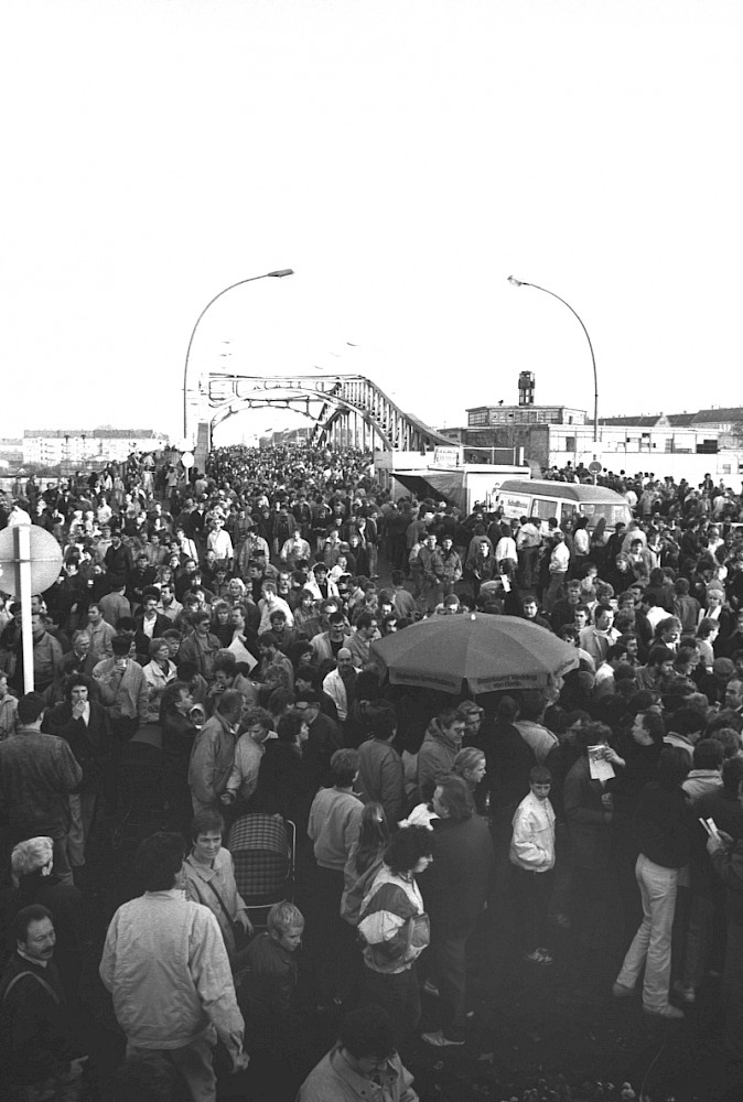 Berlin, 10. November 1989 – Grenzübergangsstelle Bornholmer Straße nach der Maueröffnung (Fotograf: Detlef Machmüller)