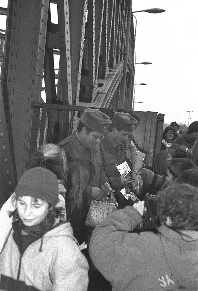 Berlin, 10. November 1989 – Öffnung der Grenzübergangsstelle Bornholmer Straße (Fotograf: Detlef Machmüller)