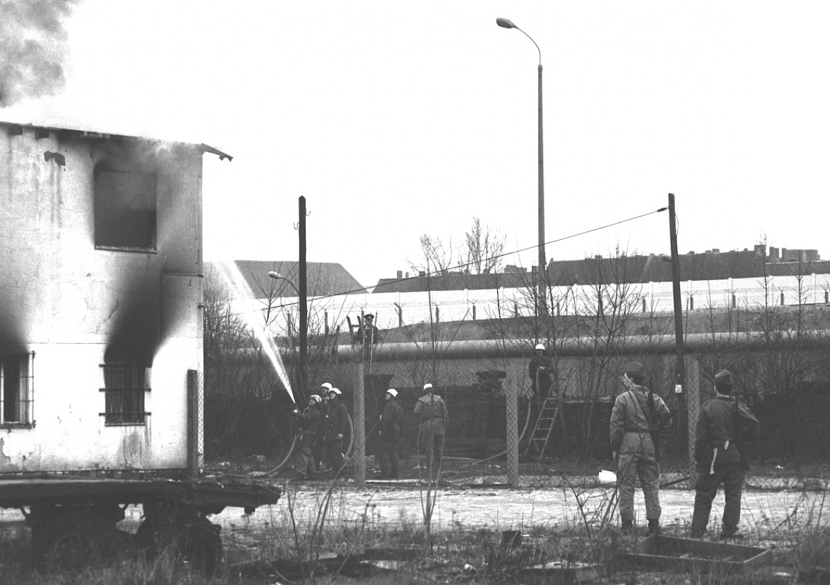 Berlin, 5. März 1989 – Feuerwehreinsatz an der Grenzmauer in der Schwedter Straße (Fotograf: Detlef Machmüller)