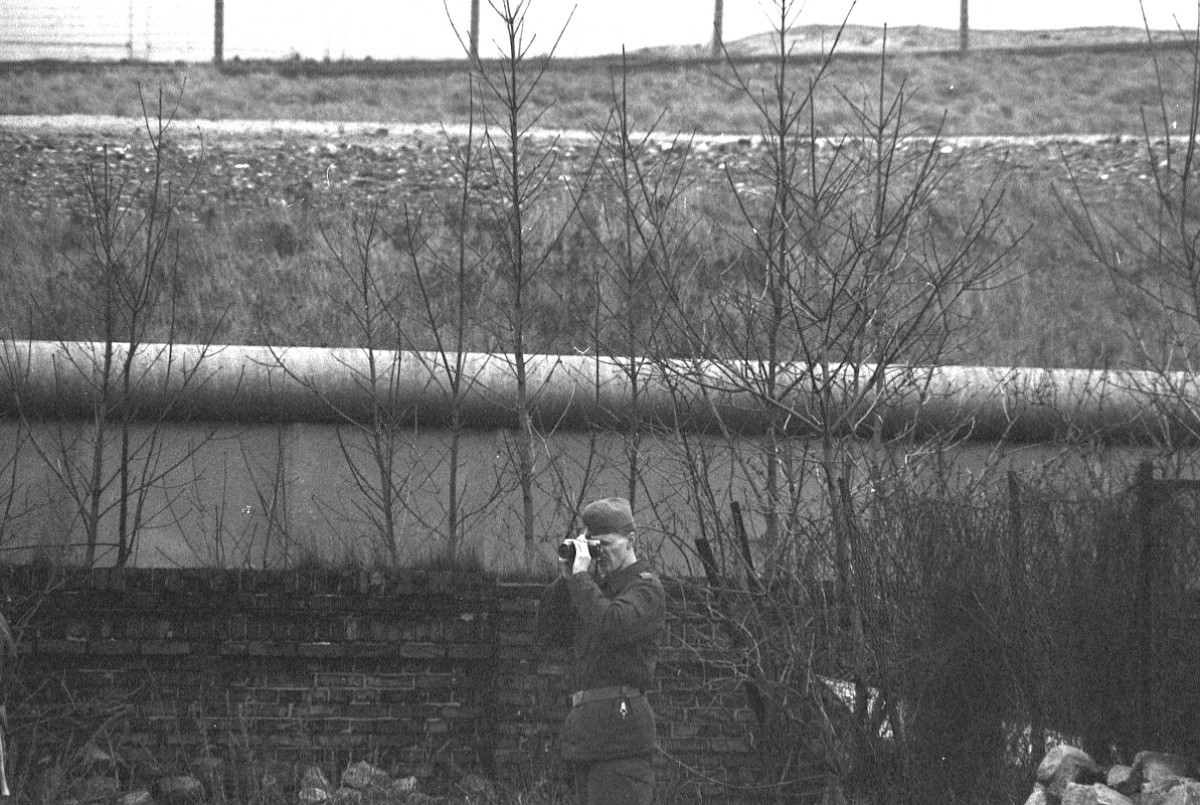 Berlin, 5. März 1989 – Grenzsoldat fotografiert an der Grenzmauer in der Schwedter Straße (Fotograf: Detlef Machmüller)