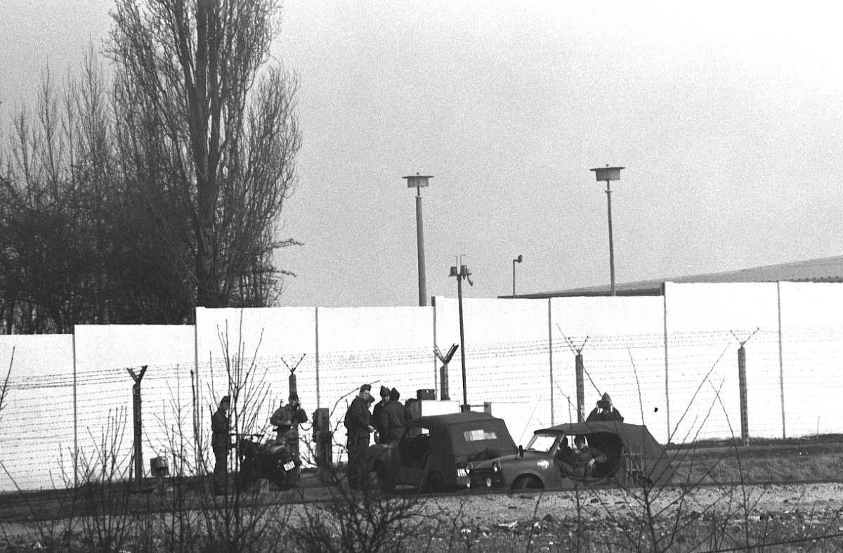 Berlin, 5. März 1989 – Grenzsoldaten an der Grenzmauer in der Schwedter Straße (Fotograf: Detlef Machmüller)