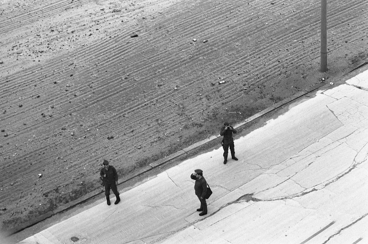 Berlin, 28. September 1988  – Grenzsoldaten bei der Besichtigung des Tatortes am Bethaniendamm/Köpenicker Straße (Fotograf: Detlef Machmüller)