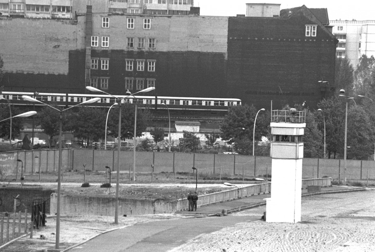Berlin, 28. September 1988  – Wachturm im Grenzstreifen am Bethaniendamm/Köpenicker Straße (Fotograf: Detlef Machmüller)