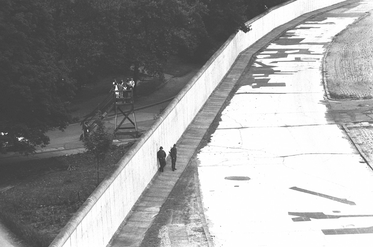 Berlin, 28. September 1988  – Mauerbesucher an der Grenzmauer am Bethaniendamm/Köpenicker Straße (Fotograf: Detlef Machmüller)