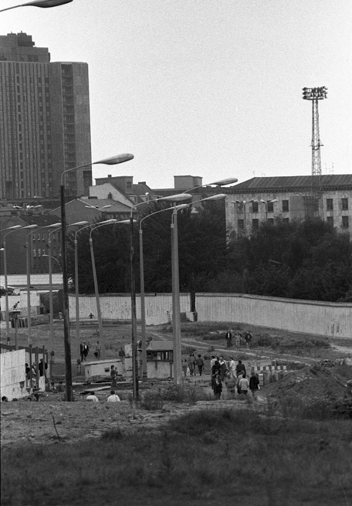 Berlin, 18. Juni 1990 – Abgeräumter Grenzstreifen am Alexanderufer/Kapelle-Ufer (Fotograf: Detlef Machmüller)