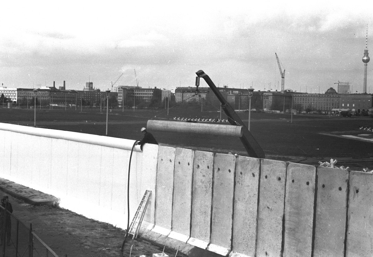 Berlin, April 1976 – Aufbau der Grenzmauer 75 am Potsdamer Platz (Fotograf: Detlef Machmüller)