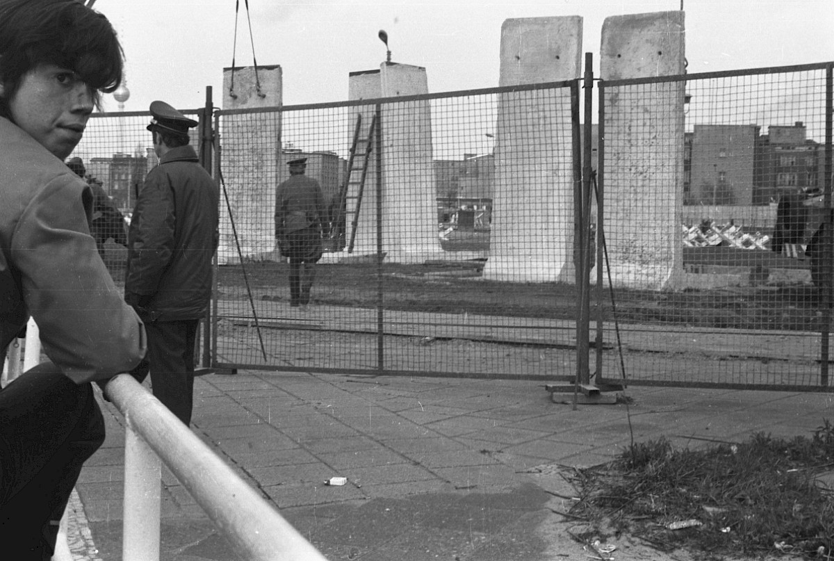 Berlin, April 1976 – Mauerbesucher beim Aufbau der Grenzmauer 75 am Potsdamer Platz (Fotograf: Detlef Machmüller)