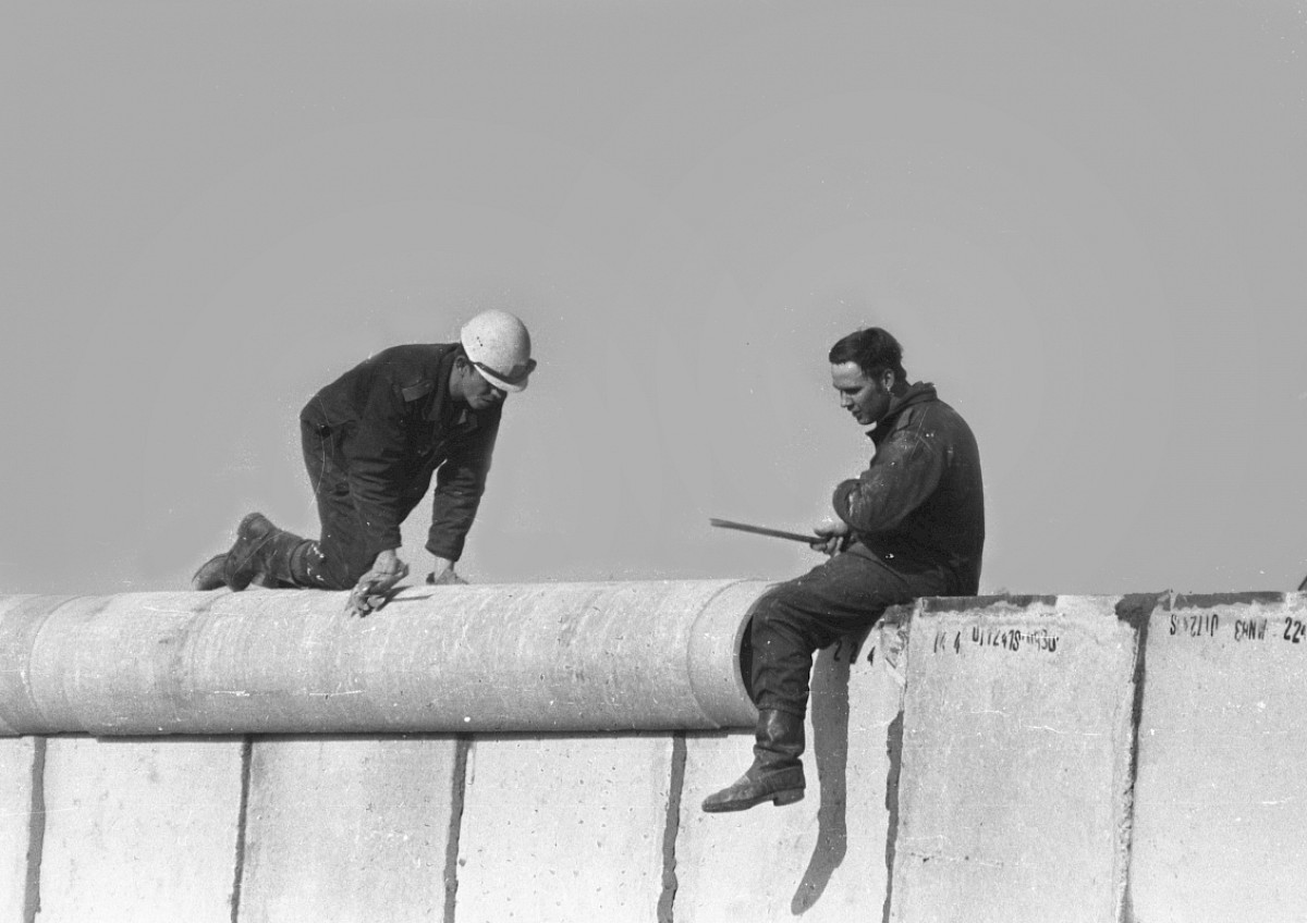 Berlin, April 1976 – Bauarbeiter beim Aufbau der Grenzmauer 75 am Potsdamer Platz (Fotograf: Detlef Machmüller)