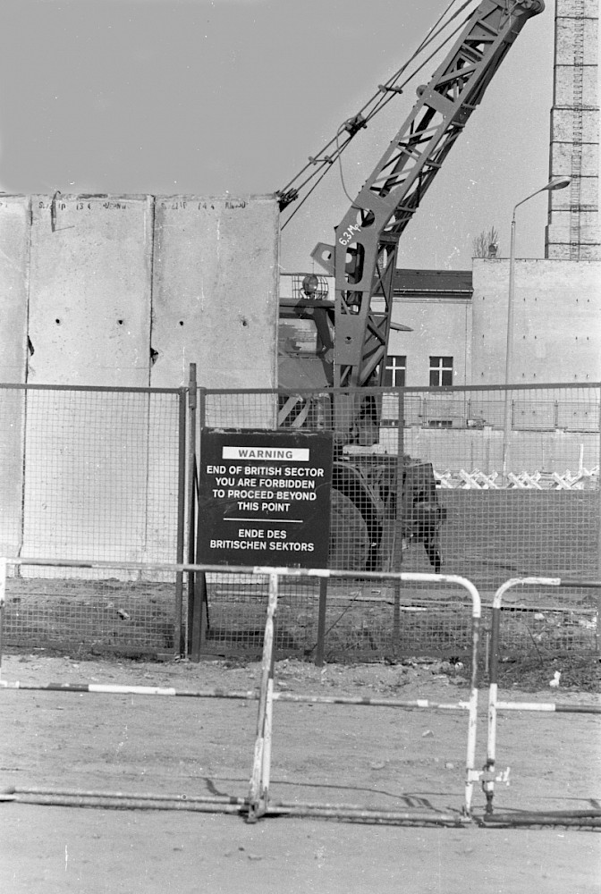 Berlin, April 1976 – Sektorenschild vor der Grenzmauer 75 am Potsdamer Platz (Fotograf: Detlef Machmüller)