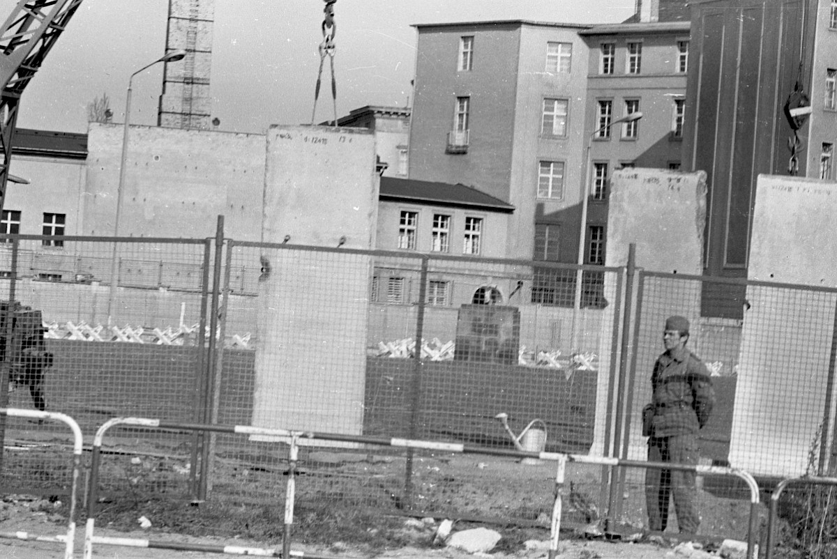 Berlin, April 1976 – Aufbau der Grenzmauer 75 am Potsdamer Platz (Fotograf: Detlef Machmüller)