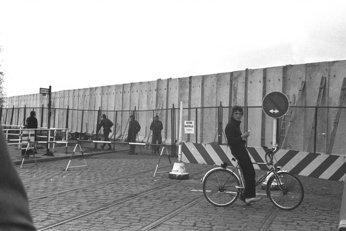Berlin, April 1976 – Mauerbesucher beim Aufbau der Grenzmauer 75 am Potsdamer Platz (Fotograf: Detlef Machmüller)