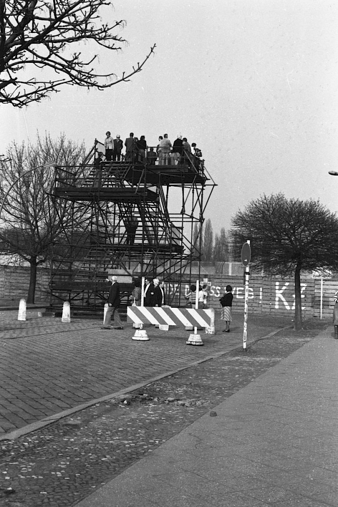 Berlin, ca. 1977 – Aussichtsplattform an der Bernauer Straße/Schwedter Straße (Fotograf: Detlef Machmüller)