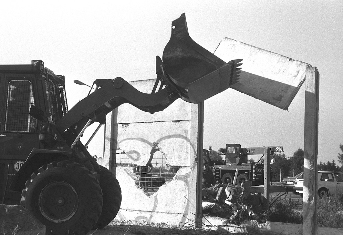 Berlin, 17. September 1990 – Abriss der Betonplattenmauer in der Falkenseer Chaussee/Spandauer Straße (Fotograf: Detlef Machmüller)