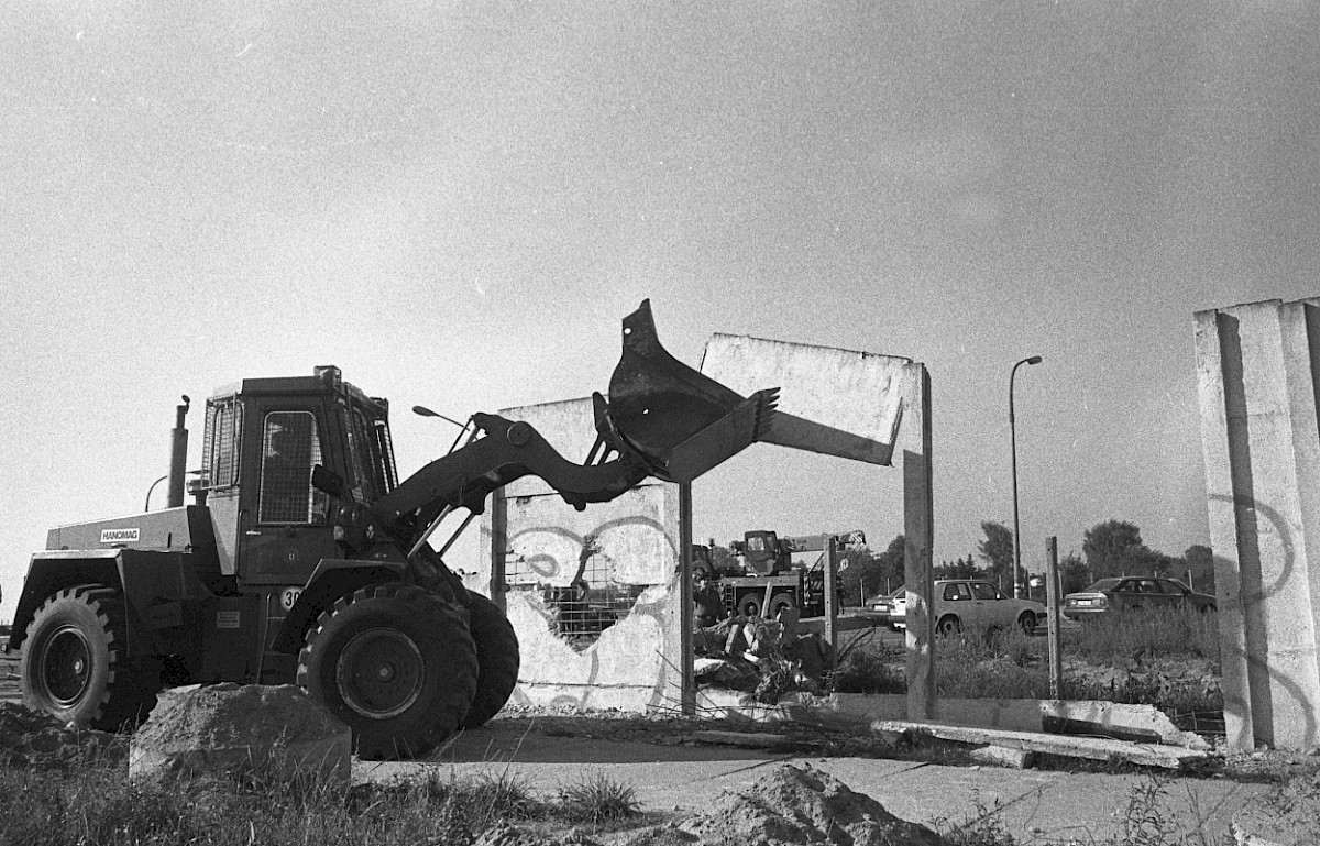 Berlin, 17. September 1990 – Abriss der Betonplattenmauer in der Falkenseer Chaussee/Spandauer Straße (Fotograf: Detlef Machmüller)