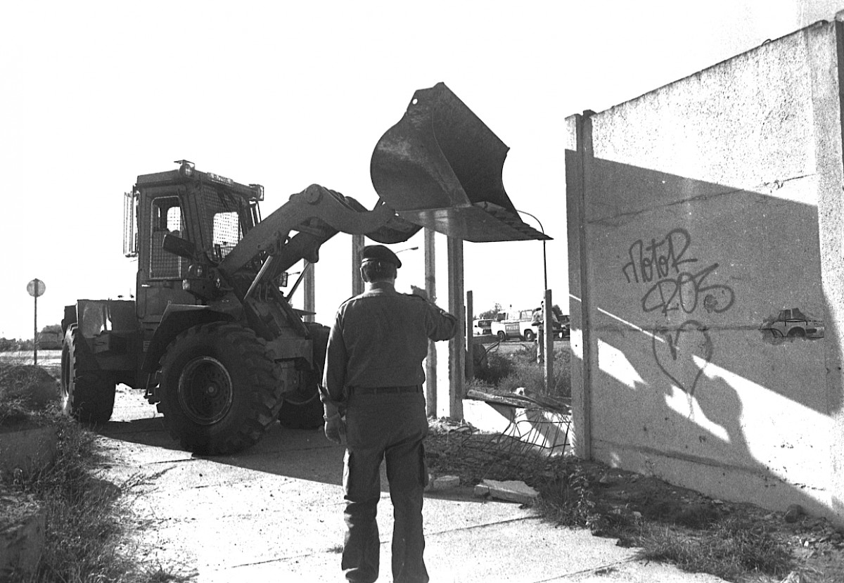 Berlin, 17. September 1990 – Britischer Soldat beim Abriss der Betonplattenmauer in der Falkenseer Chaussee/Spandauer Straße (Fotograf: Detlef Machmüller)