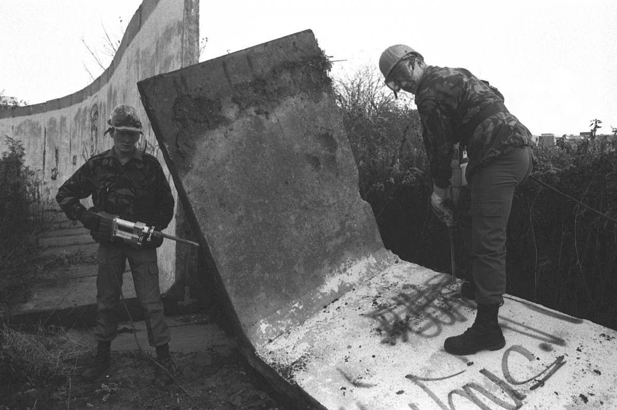Berlin, 8. November 1990 – Britische Soldaten beim Abriss der Grenzmauer in der Falkenseer Chaussee/Spandauer Straße (Fotograf: Detlef Machmüller)