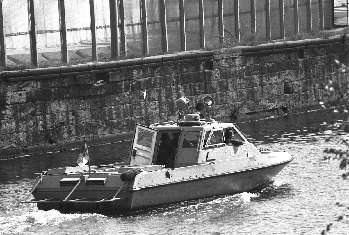 Berlin, 17. April 1989 – Patrouillenboot am Spreeufer entlang des Schiffbauerdamms (Fotograf: Detlef Machmüller)