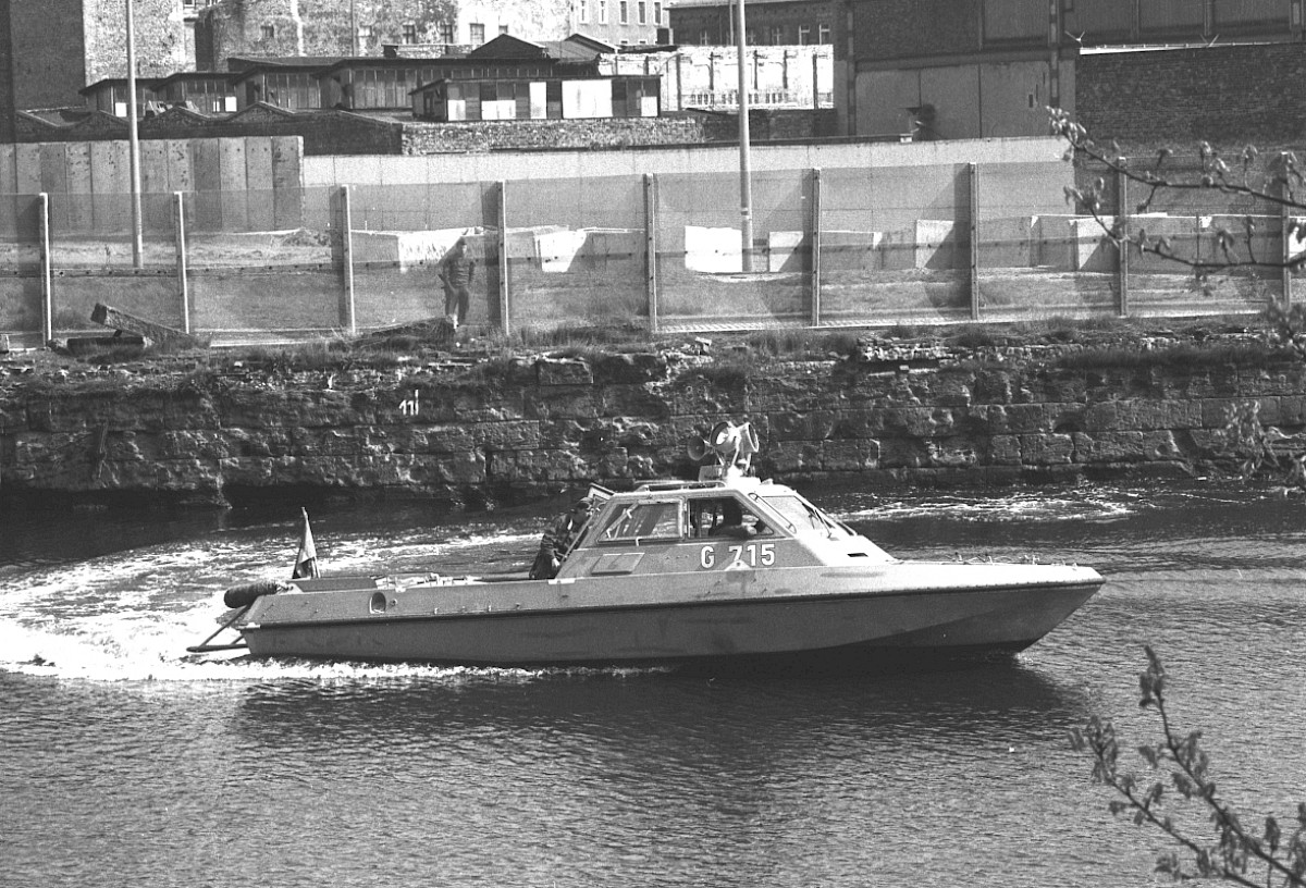 Berlin, 17. April 1989 – Patrouillenboot wendet auf der Spree am Schiffbauerdamm (Fotograf: Detlef Machmüller)