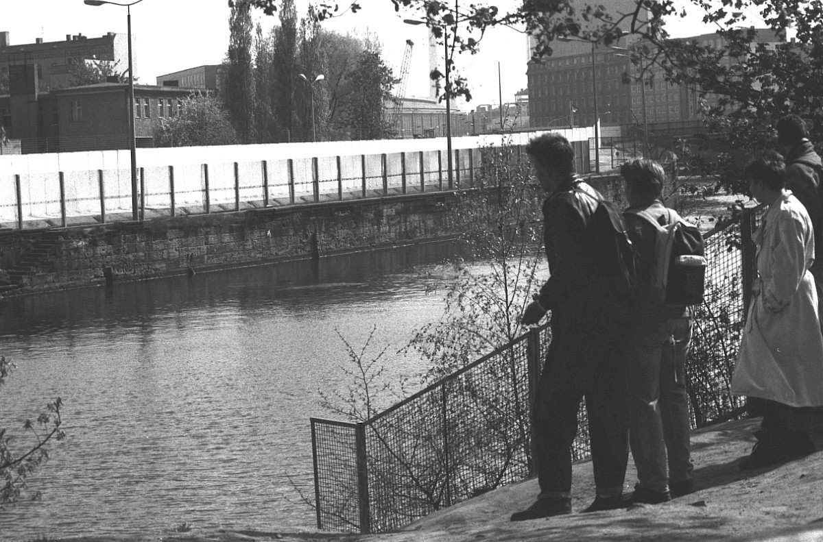 Berlin, 17. April 1989 – Mauerbesucher am Spreeufer nahe des Reichstags (Fotograf: Detlef Machmüller)