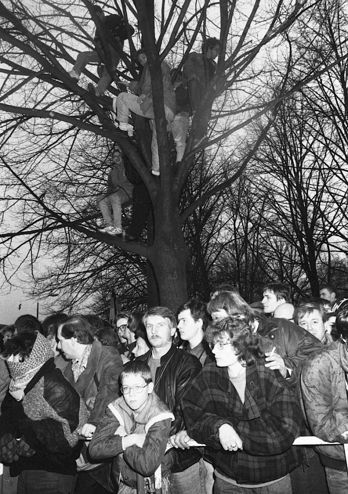 Berlin, 22. Dezember 1989 – Menschenmassen bei der offiziellen Öffnung des Brandenburger Tors (Fotograf: Detlef Machmüller)