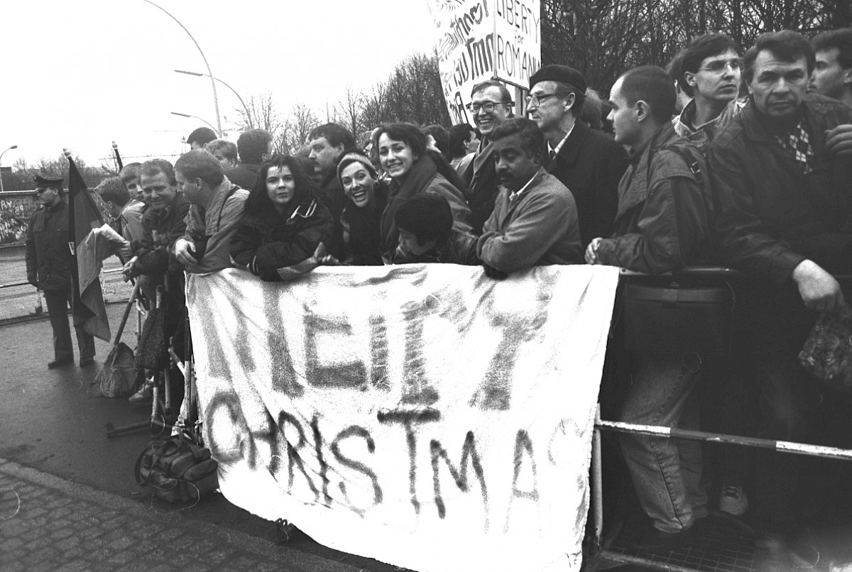 Berlin, 22. Dezember 1989 – Menschengruppe mit Transparent bei der Öffnung des Brandenburger Tors (Fotograf: Detlef Machmüller)