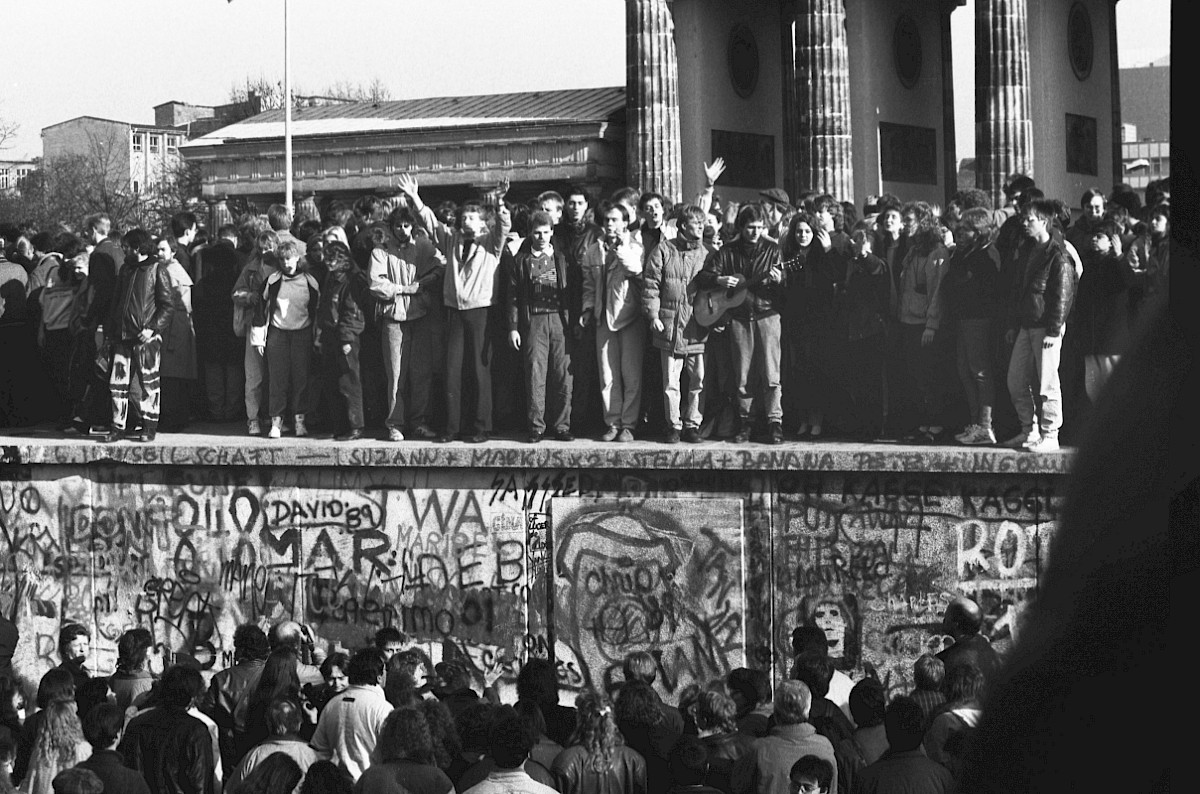 Berlin, 10. November 1989 – Menschenmassen auf der Panzermauer am Brandenburger Tor (Fotograf: Detlef Machmüller)