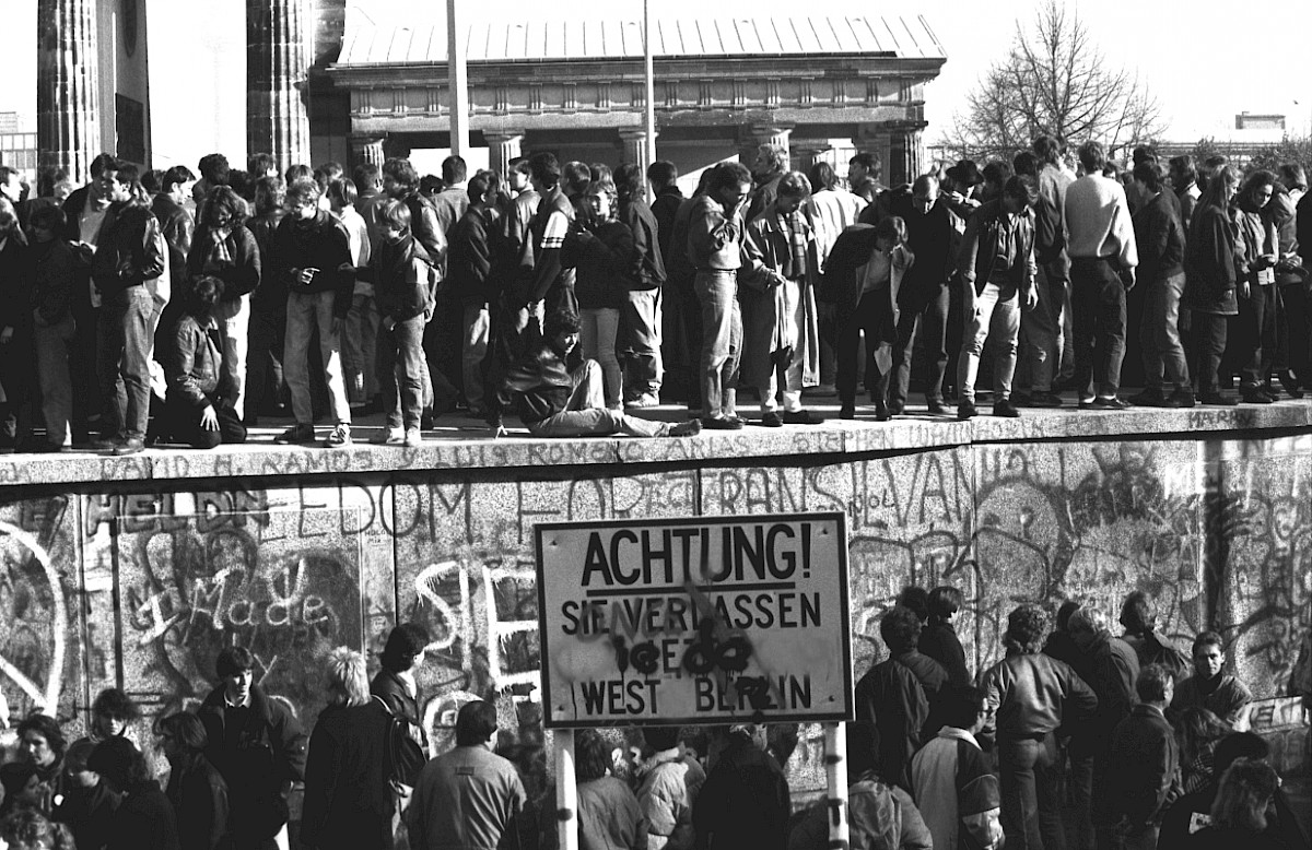 Berlin, 10. November 1989 – Feiernde Menschen am Tag nach dem Mauerfall am Brandenburger Tor (Fotograf: Detlef Machmüller)