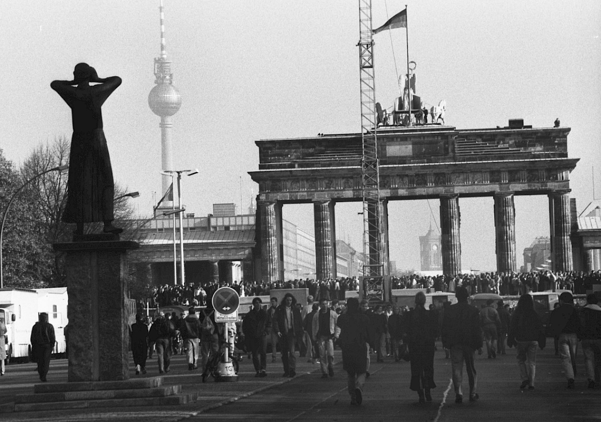 Berlin, 10. November 1989 – Menschenmassen am Tag nach dem Mauerfall auf der Straße des 17. Juni (Fotograf: Detlef Machmüller)