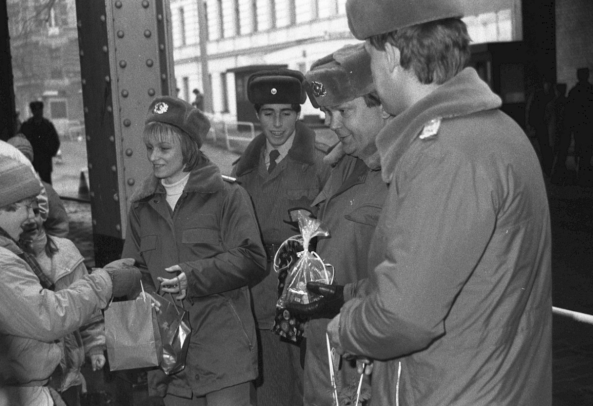 Berlin, 14. November 1989 – Kinder überreichen Geschenke bei der Öffnung des Grenzübergangs Wollankstraße (Fotograf: Detlef Machmüller)